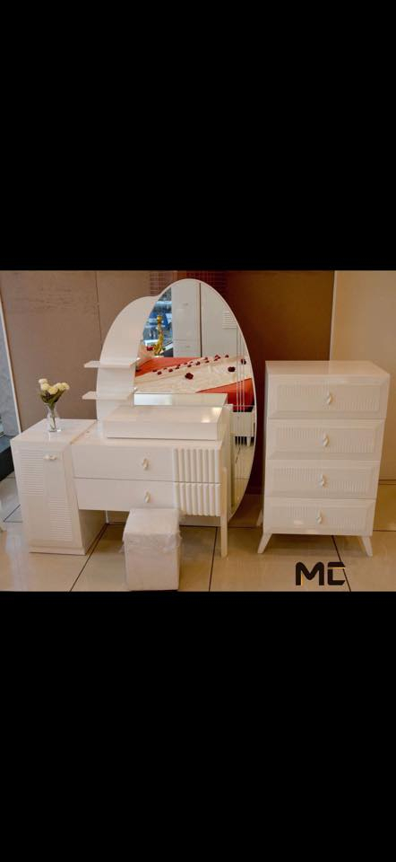 سلام عليكم غرفة نوم للبيع 10 قطع نظيفة جدا جداً نظافتها 95‎%‎ بدون اي تصليح او ضرر سبب البيع تحولت لغير مكان 
وميز تلفزيون جديد للبيع ايضاً
مكاني بغداد كرادة 
***********
سعر الغرفة 850 الف
سعر ميز التلفزيون 200 الف
