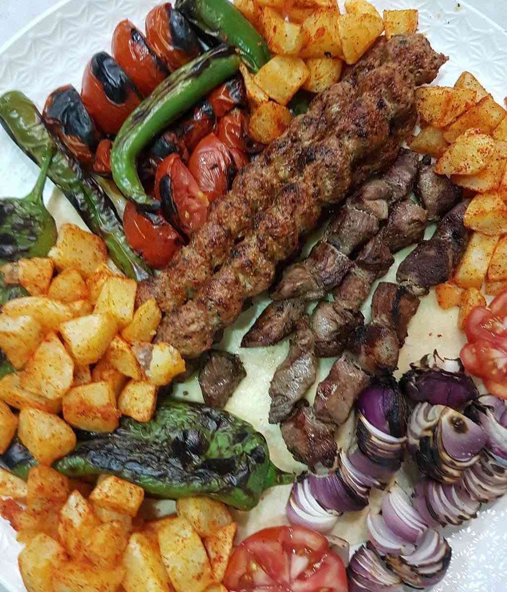 اللهم صل على محمد وآل محمد كباب اليوم من صدك واحد عالم لحم عراقي دغاري   سعر الكيلو 15 الف ٢٠ شيش ارجع واكول عشرين شيش وكل الهلا بيكم هل  الدغاره وناسها الطيبين  وتوصيل داخل الدغاره وخارجها متوفر  العنوان المطعم  *********** وبي وات ساب
