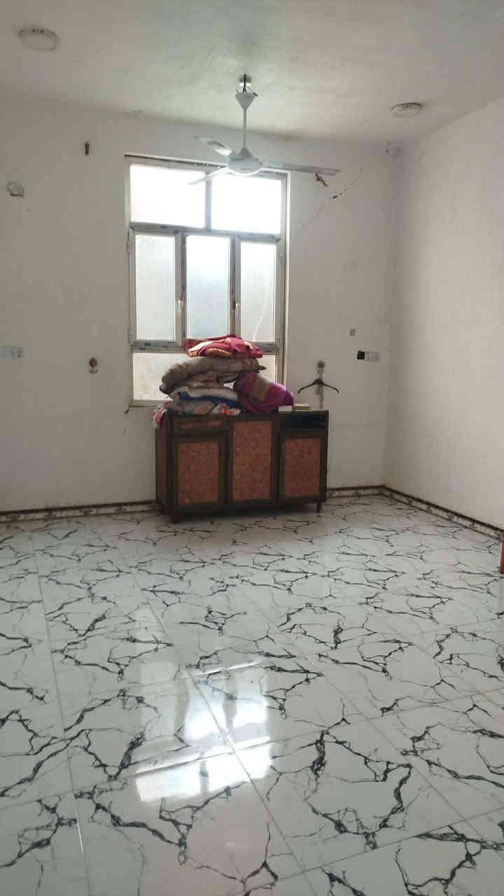 بيت للبيع طابقين 200متر
الشهداء الثاني 
قرب تقاطع حي الصدر 
يبعد عن التقاطع 200 متر جهة حي الشهداء الثاني..
الطابق الاول غرفتين وصاله ومطبخ وصحيات ثلاثه وبراني كبيره.. وكراج
الطابق الثاني غرفة وصالة ومخزن وصحيات وسطح..
البناء كونكريت مسلح 
بناء الطابق الاول 2013
بناء الطابق الثاني 2018
البيت جديد جدا ونظيف وجاهز من كلشي..
للاستفسار 
***********
***********
