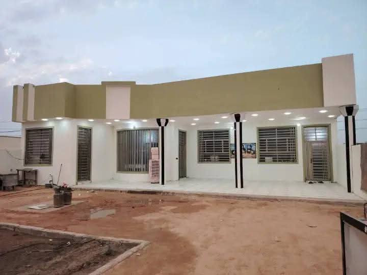 بيت للبيع 

✨ المساحه 1000م 

✨بي بناء بيت 350م 

✨ بناء طابوك صب كونكريت درجه  اولى 

،✨سند 25 

طريق كربلاء نجف صوب ياعلي 

تواصل واتساب ***********

اتصال ***********
