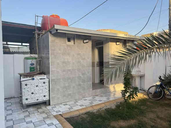 بيت للبيع مساحة 350 م  زراعي ارتفاعه ٣ ونص  بنائه  220  يحتوي على استقبال _هول _مطبخ _صاله _غرفتين_مجمع صحيات داخلية وخارجية  )  (العنوان.الحمزة العربي شارع المعاره  مقابيل مدرسه الحكمه )بيت جديد مرتب درجه اولى  مثل ماموضح بلصور  

السعر ٢٢٠ وبي مجال 

للاتصال والاستفسار 
***********
