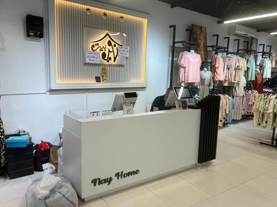 السلام عليكم 
اخوان عندي ديكوارت مال مجمع كامل تشمل (دنك لون اسود .سيات .هوكات تعليك ملابس .رفوف ميز كاشير ، فاترينات. تعلاكات ملابس خشبيه وبلاستك عندي ) كله اخو الجديد وبنص السعر ابيعلك خابرني وتدلل مكاني حله شارع الجمعيه ***********
