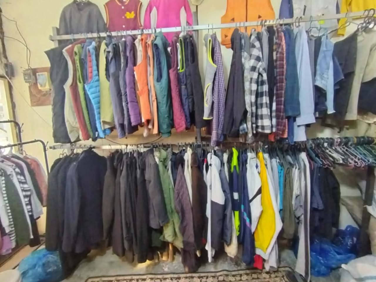 السلام عليكم 
للبيع بضاعه ملابس باله خليجي واوربي نظيفة جدا (اطفال.نسائي.رجالي) بحدود (الف قطعة) قبوط رجالي ونسائي..
سويتر رجالي ونسائي.
قماصل رجالي ونسائي..
قماصل ولادي وبناتي واطفال 
يلكات نسائي ورجالي..
بجايم نسائي ورجالي. 
قميص رجالي 
بلوزرات رجالي ونسائي
تراكات رجالية 
رداءات 
تعاليك بحدود ال300 تعلاكه 

السعر مليون ونص وبيه مجال
العنوان /الفلوجة حي الشهداء *********** واتساب واتصال
