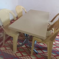 ميز طعام • ٣ كراسي • نضيفات