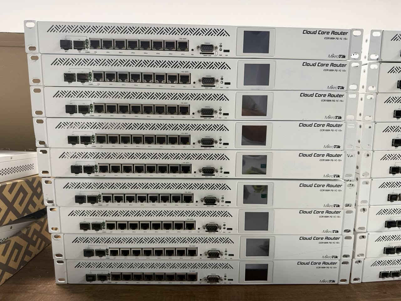 توفر لدى مكتبنا 
كلاود كور 1009 بلص نضافته 100‎%‎كمية مفتوحة سعر القطعه 550 الف
كلاود كور 1009 عادي سعره 375الف
كلاود كور 1016 بالكارتون سعره 700 الف
كلاود كور 1016 كل بورتاته sfp بالكارتون 500 الف
يوجد لدينا توصيل لكافة المحافظات 
***********
