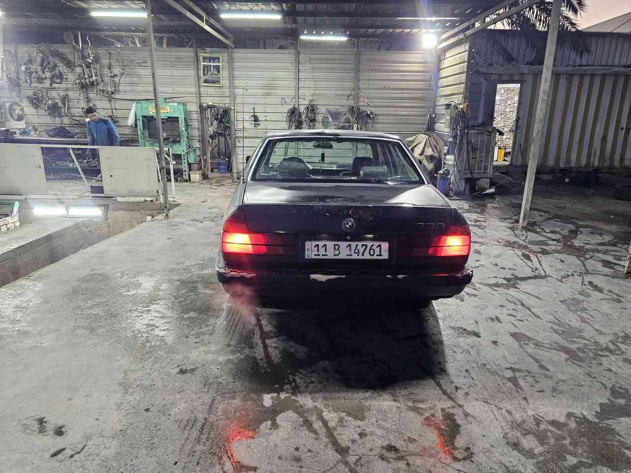 السلام عليكم للبيع او مراوس بي ام ٧٣٥ مكينه كير حداديه جاهزه موديل ٩٠ تايرار جدد تبريد شغال بجم عريض كهربائاتهه كله شغاله ماعده السلايت السعر ٣٦ وبيها مجال قليل *********** مكان بغداد الشعلة
