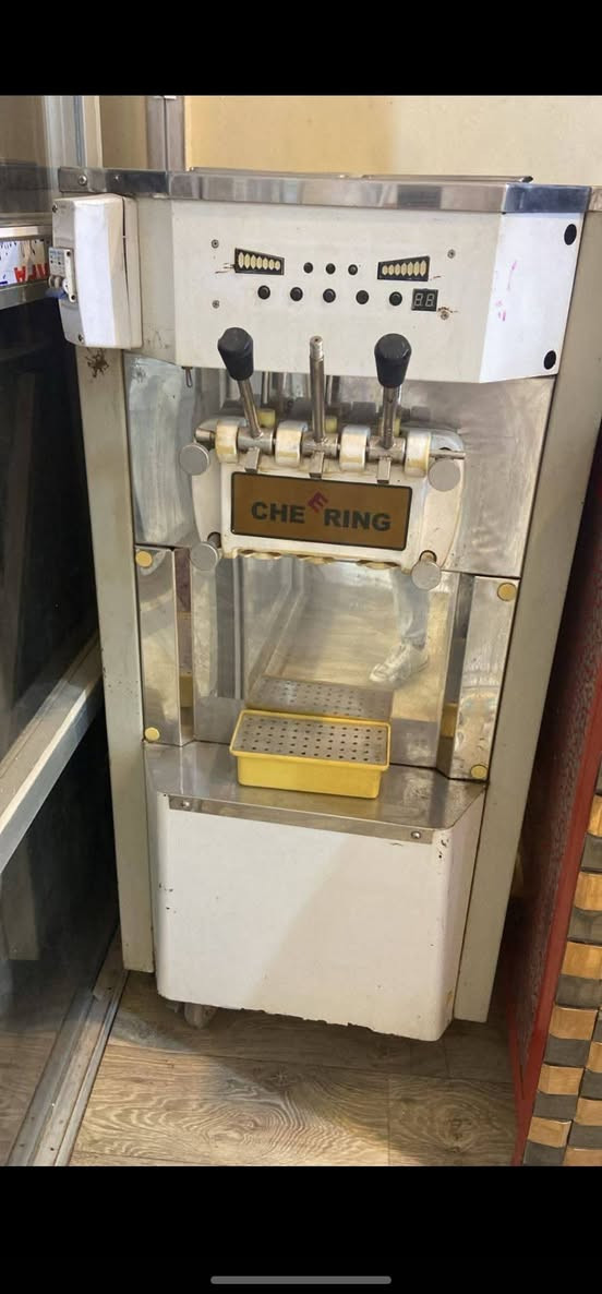 غراض محل مرطبات و مثلجات للبيع 
السعر 15 ورقة ds 
 سلاش ازبري. ايطالي  السعر 12 ورقة 
سوفت السعر 10اوراق 
 كراسي + ميوزة + كاونتر
للاستفسار *********** البصرة, العراق
