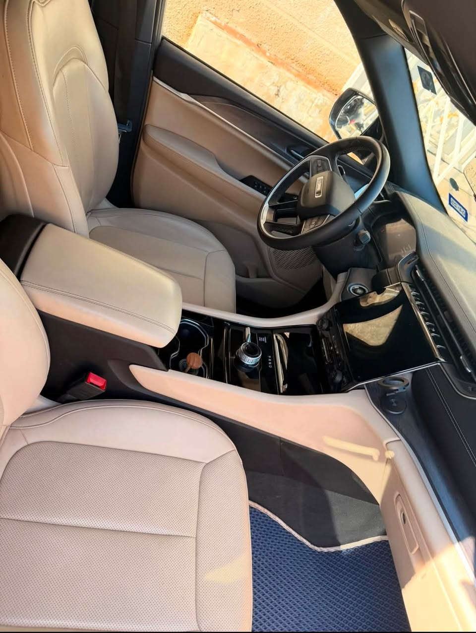 🚗 للبيع: جيب كراند شيروكي لارج (7 راكب) - بحالة ممتازة 🚗 2️⃣0️⃣2️⃣3️⃣

السيارة نظيفة جداً وجاهزة للاستخدام بدون أي مصاريف نهائياً.

📌 التفاصيل والمواصفات:

 الموديل: جيب كراند شيروكي لارج (Jeep Grand Cherokee L) - 7 راكب.
سنة الصنع ٢٠٢٣
 اللوحة: رقم بغداد (رقم مميز).

 اللون: أزرق مميز.

 الإطارات: ويل حجم 21 (الحجم الكبير) مع إطارات هانكوك أصلية جديدة (مجهزة من تاير مول).

✨ مواصفات الراحة والرفاهية:
 المقاعد: جلد بالكامل (المقاعد الأمامية كهرباء مع تدفئة وتبريد / المقاعد الخلفية تدفئة).

 التكييف: نظام تكييف ثلاثي المناطق منفصل (3-Zone Climate Control).

 الشاشات والتحكم: شاشة رئيسية كبيرة + كاميرا ذكية للمرآة الوسطية.

 أنظمة القيادة: تحكم بمودات القيادة (سبورت، أوتو، ترابي، ثلجي).

🛡️ أنظمة الأمان والسلامة:
 الكاميرات: 5 كاميرات محيطية بنظام رؤية 360^{\circ}.

 الرادارات والحساسات: رادار اصطدام أمامي، نظام كشف النقاط العمياء، حساسات أمامية وخلفية.

⚙️ حالة البدن والحادث (للأمانة والشفافية):
 الحادث: دعامية أمامية فقط (نفسها مصلحة ومراجعة).

 ✅ الصبغ: خالية من الصبغ تماماً، فقط تكحيل بسيط بمكان التعديل.

 التعديل: تعديل على البارد بالكامل.
 الايرباك: سليمة (بدون ايرباك).

📞 للتواصل والاستفسار:
 السعر وصور الحادث: متوفرة على الخاص.

 رقم الهاتف: *********** (مراسلة واتساب فقط).
