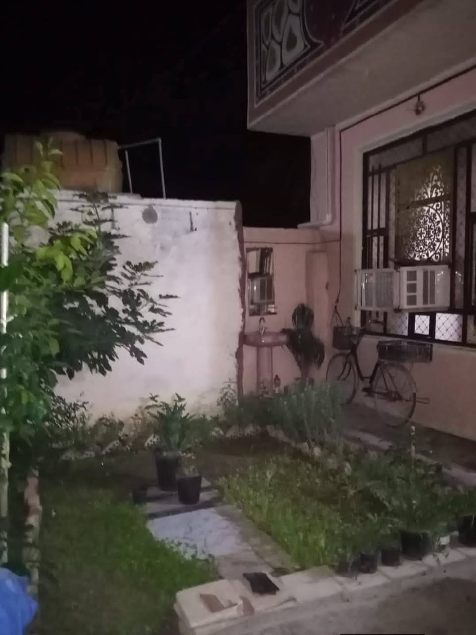 بيت للبيع المساحه( 145) متر   ومقدم. معامله تمليك  الموقع  ديالى دلي عباس العبور حي الشيخ حسن . مجاور جامع الرسول  يتكون من طابقين الطابق الأول غرفه. نوم واستقبال ومطبخ وصاله وصحيات والطابق الثاني غرفه نوم. وصاله ومخزن كرفان والسعرنهايته(٤٥)للاستفسار رقم الهاتف ***********
