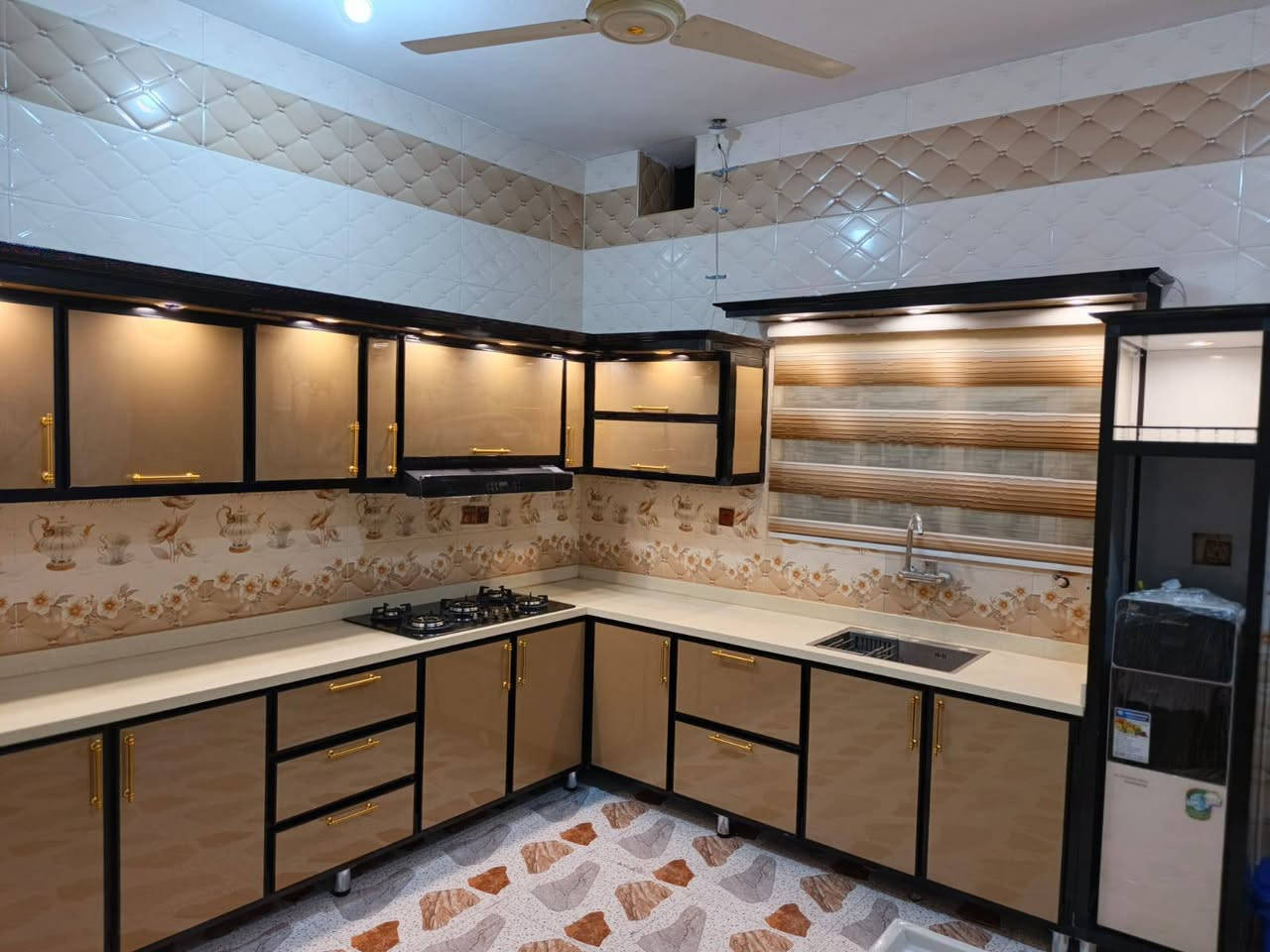 السلام عليكم يتوفر لدينا فصال كاونترات حسب الطلب والديكور والألوان معمل جوهره القائم ***********
