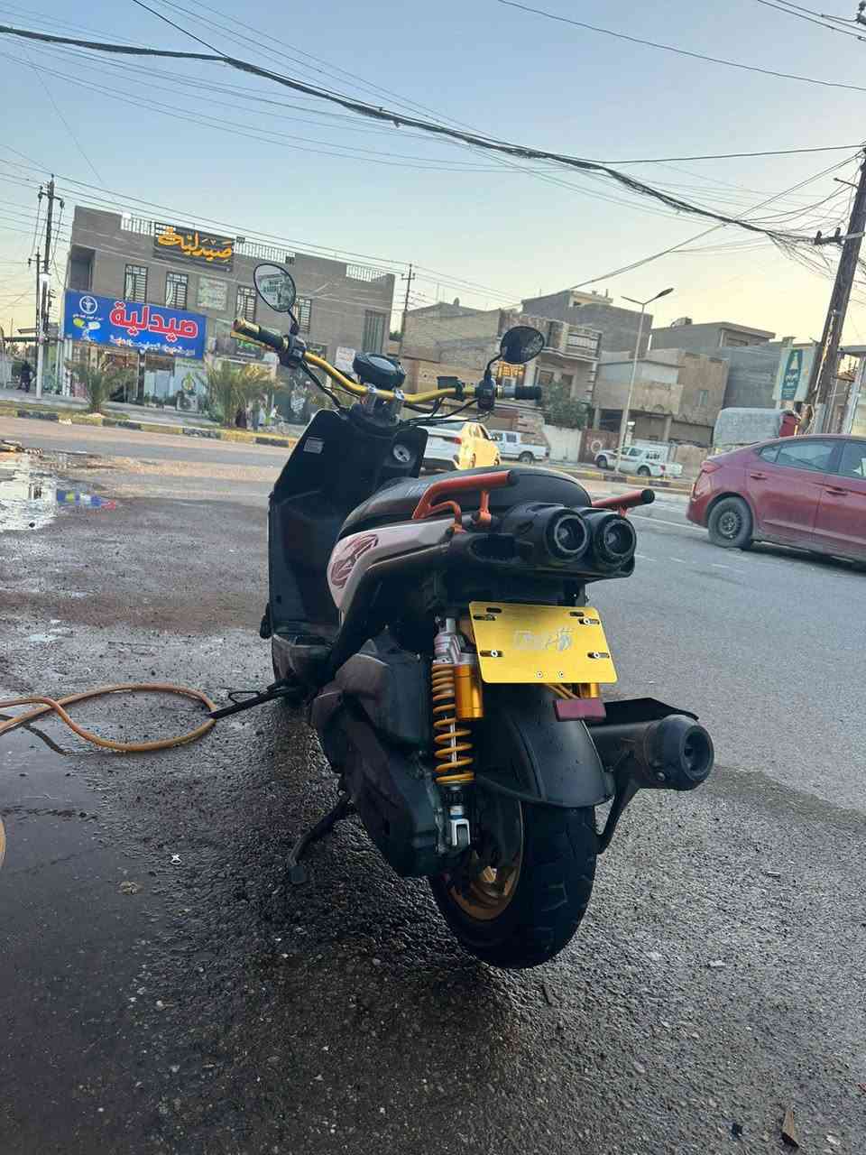 السلام عليكم شباب دراجه سكنس جبلي لون بيضاء بها تزويد كما موضح بالصوره دراجه خير منه ما مفتوحه دراجه مال رامبا شلع ومعدل كل ختم واحد ويا الماكينه دراجه جديده بمعنى الكلمه مكاني بغداد الغزاليه سعر مليون 250 وهذا رقمي ***********
