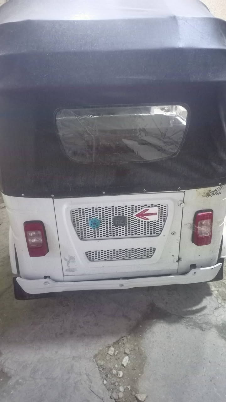 اوراق اوراق اصوليه شرط رقم مديل ٢١ بيه ضربه بصفحه ومعمره بيها مكينه تشك الكاع مكاني بغداد سبع قصور سعرها ٥٤٠٠ وبيها مجال قليل ***********
