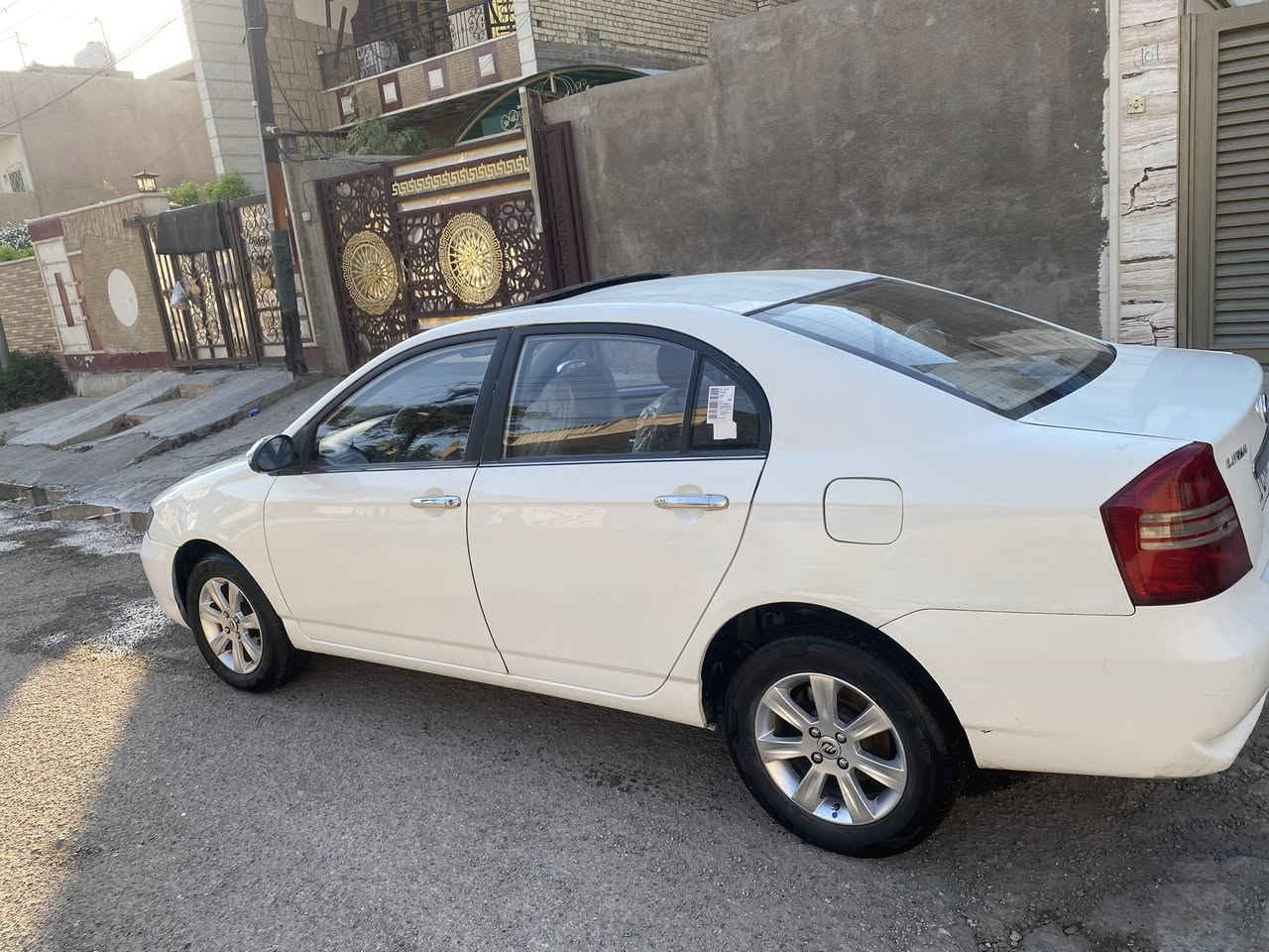 سلام عليكم لبيع ليفان620 موديل12
كير عادي مكينه بلاديه مكفوله فتحه حساسات 
سياره بيها طخه بل جاملغ خلفي خفيفه مدكوكه بارد وشويه من صندوك بدون صبغ تبريد صدر كله مكفول رقم بغداد باسمي
مكاني بغداد البلديات ***********
ي59 وبيها مجال لشراي
