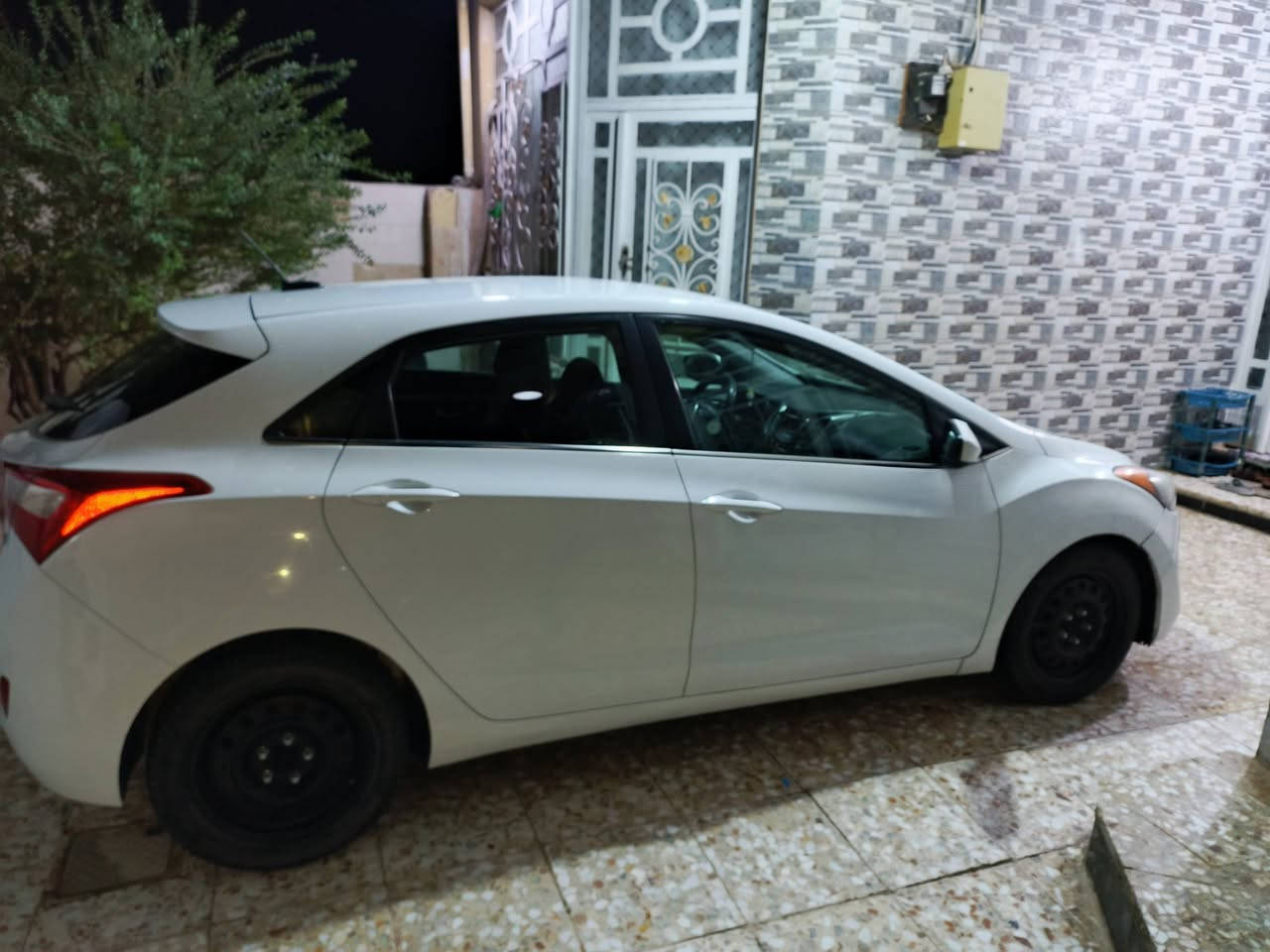 السلام عليكم 

الالنترا هاشباك 2017 وارد امريكي 
فئة GT 
محرك 2.0 GDI فوك نضافة 
حادثهة من امريكا بنيد ومصلح نفسة 
فول نضافة تبريد ثلج شلعة سرعة الاستجابة فورية 
خاصية بلوتوث مانع انزلاق والى اخره.... 
سوناره موجود 
رايدهةب105وبيهة مجال لطيبين. 
ارقام الاتصال 
***********
***********
