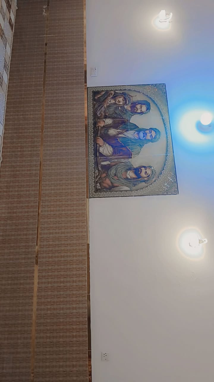 سلام عليكم. 
دار للبيع ٢٠٠ متر قاطين 
بناء حديث 
أول بيت على الشارع العام 
مقابل شارع السجن 
للتواصل ***********
