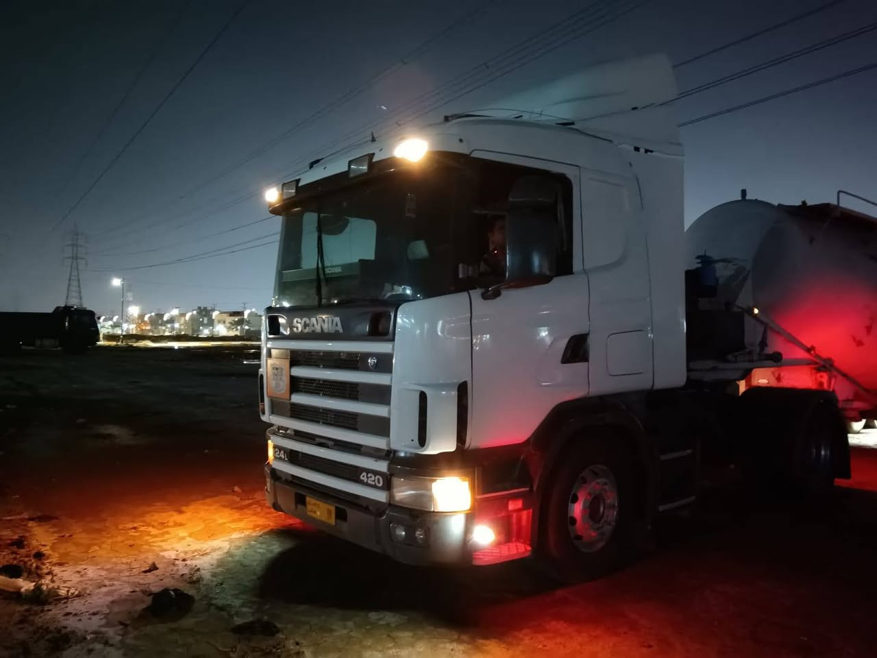 سلام عليكم سكانيه للبيع موديل 2002حاهزة للعمل رقم انكليزي جديد تدفئه تبريد ريتايدر رقم مثنى مداور ثاني يوم مربوطه سايلو حالين بلعمل مثبته بسنويه صهريج للستفسار اكثر التصال علا رقم ***********
