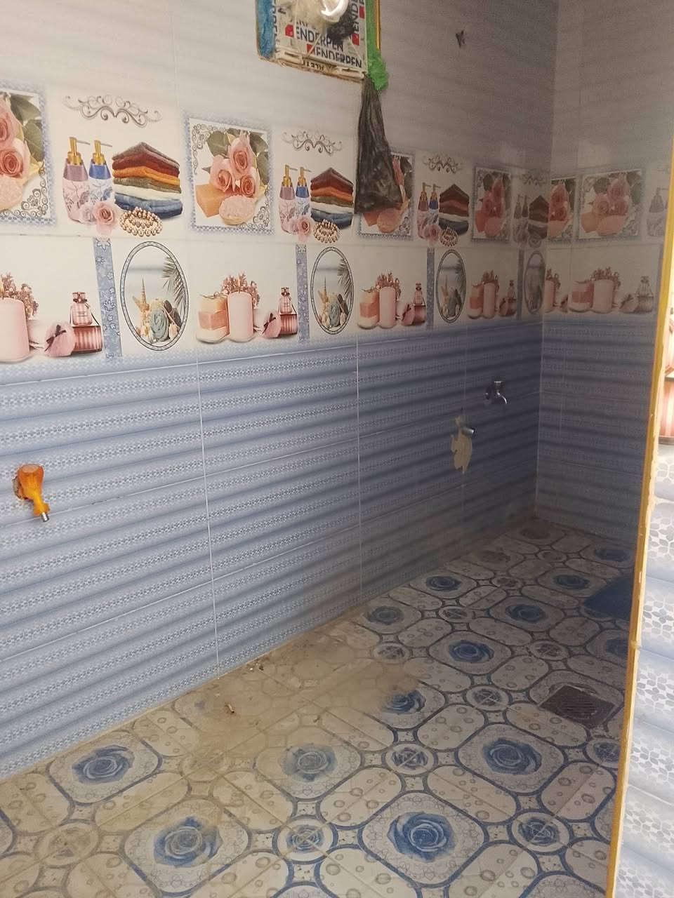 شقه للايجار مع انترنيت وكهرباء وماء الموقع الزهراء شارع المدارس ***********
