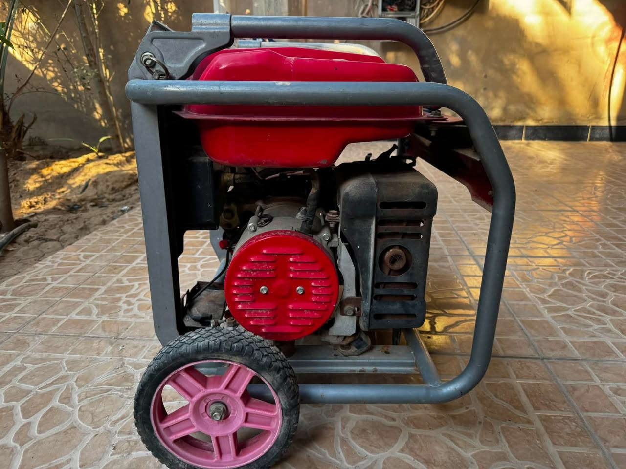 مولدة LUTIAN LT3990E للبيع

• القدرة التشغيلية: 2500 واط
• أقصى قدرة: 2800 واط
• تعمل على البنزين
• تشغيل سلف بالإضافة إلى السحب اليدوي.
• تحتوي على منفذين 220 فولت.
• مزودة بـ عداد فولت لمراقبة الفولتية.
• تحتوي على قاطع حماية (Circuit Breaker).
• مخرج 12V لشحن البطاريات.
• مزودة بعجلات ومقابض لسهولة النقل.

المولدة شغالة وجاهزة للاستخدام، وحالتها جيدة كما موضح بالصور

السعر : 250 الف دينار
للاستفسار : ***********
المكان : شهربان - حي المعلمين
