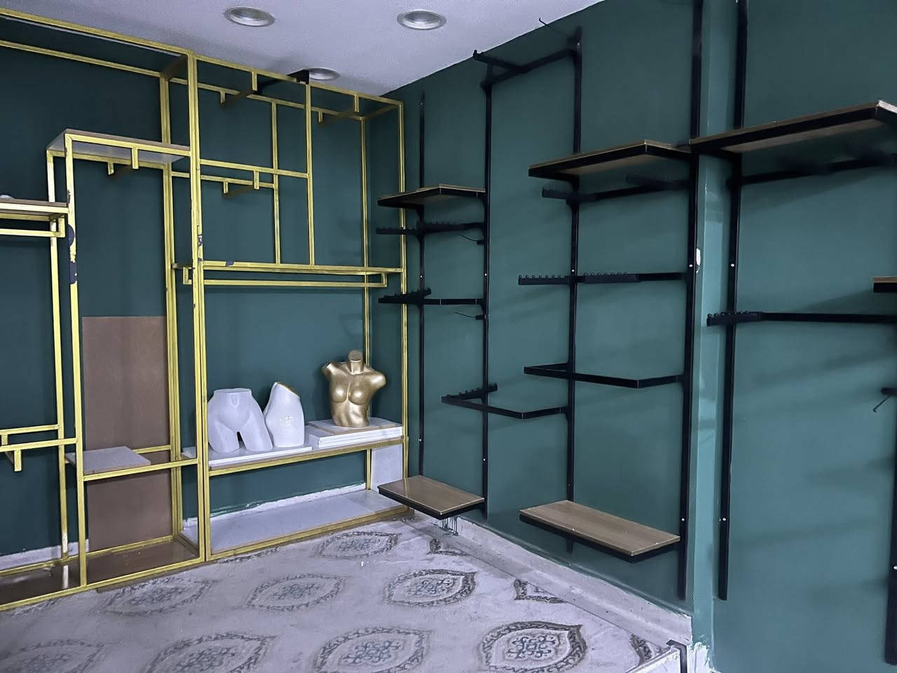 رفوف و مليكانات محل كامل للبيع
رفوف اكثر من 12 م
رفوف حديد ديكور 
طاوله ثلاثي
مليكانات عدد 5 
كلشي للبيع حط سعر يلي يعجبك
تواصل ***********
