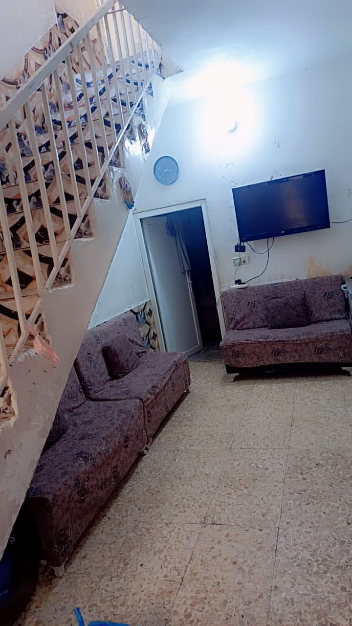 دار الحر حي النور خلف مركر شرطة الحر يبعد عن مرقد الحر 100 متر المساحه 50 متر سند 25 عبارة عن غرفة نوم وصالة ومطبخ وحمام ومرافق صحية وغرفة نوم وحمام فوقاني خدمات كامله ماء ومجاري وكهرباء يرتفع عن الشارع اكثر من 80 سنتمتر البناء بحالةرجيده جدا  … السعر 42 مليون دينار  
***********
***********
