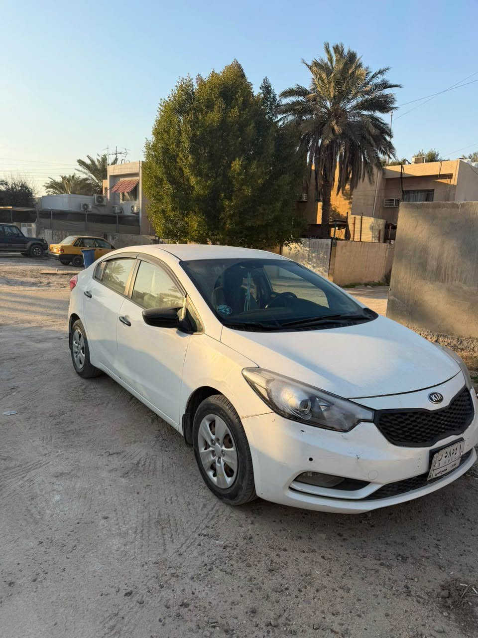 سلام عليكم
عندي كيه سيرات للبيع 
موديل ١٤ 
رقم بغداد مشروع وطني 
السياره ماشيه ١٢٩ الف كيلو 
كير ومكيه ممفتوحات شرط الفحص 
بيه باب السايق مصبوغه + شبر جاملغ امامي عكس السايق محدده بالصوره
السياره عليها ادامه لمنظومة التبريد
فريز جديد + غاز اصلي وتبريدها ثلج
السياره مابيه نواقص جاهزه
 ما عده الصدر الخلفي 
السعر ١٠٥ وبيه مجال 
باقي التفاصيل اتصل ع رقم ***********
او ادخل خاص بغداد, العراق
