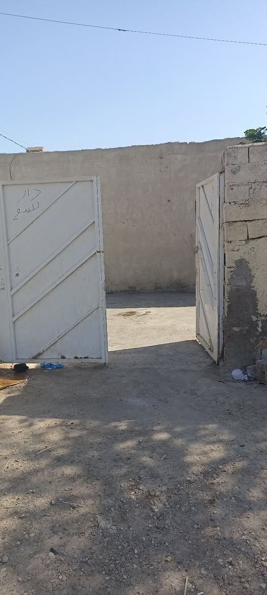 السلام عليكم بيت حواسم للبيع قرب بيت هلال يم مدرسه بيت جاهز جيب غراضك وتكعد بي غرفتين وصاله ومطبخ ومخزن وصحيات ماعوزه نقص للستفسار والتفاصيل والسعر الاتصال على الرقم ***********
