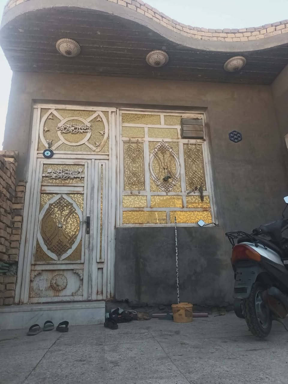 سلام عليكم بيت متين متر مربع زراعي طابوك صب كونكريت رباط ساقط ارضيه كاشي بيه غرفتين كبار 
وديوان ثمانيه متر وصاله تسعه متر ومناور ثنين وصحيات 
ومطبخ بيه معامله تطويب قريب الاسكان الصناعي يبعد عن الشارع العام سبعين متر كافة الخدمات موجوده سعر مناسب جدا ومستعجل علىيه 
*********** واتس وخاص مفتوح
