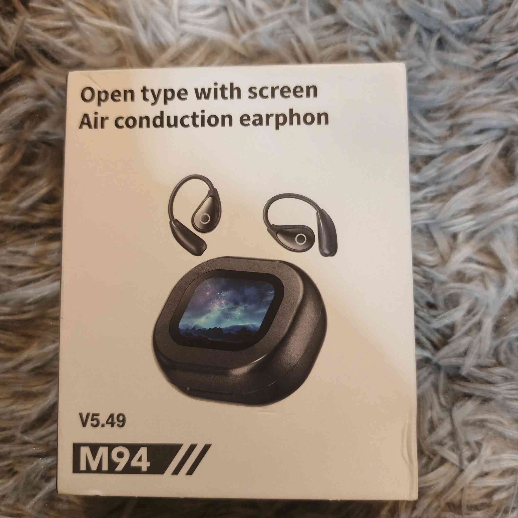 +1
هذه سماعات أذن من نوع VEATOOL M94 التي تعمل بتقنية التوصيل الهوائي وتتميز بتصميم مفتوح. فيما يلي أبرز مواصفاتها: 
شاشة ذكية: علبة الشحن مزودة بشاشة لمس LCD مقاس 2.0 بوصة لعرض الوقت، مستوى البطارية، وحالة الاتصال. 
تقنية الصوت: تستخدم تصميم "Open Ear" الذي لا يدخل في قناة الأذن، مما يسمح بسماع الأصوات المحيطة لزيادة الأمان. 
الاتصال: تدعم تقنية بلوتوث إصدار 5.4 لاتصال سريع ومستقر


**إذا كنت صاحب هذا الإعلان وتريد حذفه لأي سبب، رجاءا أرسل رسالة إلى الدعم الفني**
