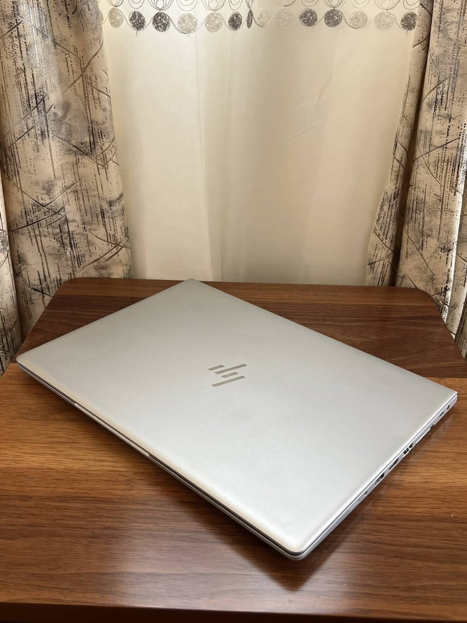 السلام عليكم لابتوب HP جيل حديث  ورام  16 للبيع .
اللابتوب جدا نضيف وادائة قوي ومواصفاته جدا عالية يفيد الي عنده دراسة او العاب او تصميم او غيرها من الاستعمالات.
المواصفات :
المعالج Intel cor i5 
الجيل : الثامن 
كرت الشاشة :  intel UHD GRAPHICS 8GB 
الرام : 16GB DDR4 
الذاكرة ( الهارد ) : SSD 256GB  M.2
الشاشة : حجم 14.3 دقتها  تشغل 4K ضد التوهج ips 
فدشي كلش راقي.
كيبورد ضوئي ليزري

المميزات:
بصمة اصبع
لون سلڤر فضي من الخارج والداخل 
كيبورد ضوئي
اللابتوب جدا سلم ووزنه خفيف 
اللابتوب جيل حديث ومعالج سريع 
منصب عليه وندوز 11 برو مفعل مدى الحياة.
منصب عليه اوفس مفعل مدى الحياة .
كيبورد ضوئي عربي انكليزي ليزري .
كامرة امامية جدا واضحه.
سماعات ستيريو .
بطارية اللابتوب ليثيوم تطول وياك بالاستعمال المكثف اقل شي 4 ساعات
المنافذ :
منفذ الشحن
منفذ التايب سي للبيانات
منفذ LAN
منفذ HDMI
منافذ USB ومنفذ Aux

الملحقات :
ملحقاتها كله كاملة وجديدة غير مستخدمة لان ماصارلي فترة بسيطة جدا من اخذته.
شاحنة اللابتوب الاصلية  .
جنطة اللابتوب ماركة اصلية وبعدهي جديدة مامستعمله ابدا .

اللابتوب كلش نضيف ومواصفاته قوية وتصميمه سلم ومرتب .
ومابي أي نقص كيبورد سماعات انترنت شاشة كامرة كله شغال وممتاز ومابي اي نقص من اي ناحية.

السعر : 285 الف وبي مجال قليل .
مكاني النجف 
واليريده توصيل هم موجود ان شاء الله

***********

(لابتوب Hp اج بي hp 
 جيل حديث لابتوبات للبيع النجف بغداد الموصل البصرة)
