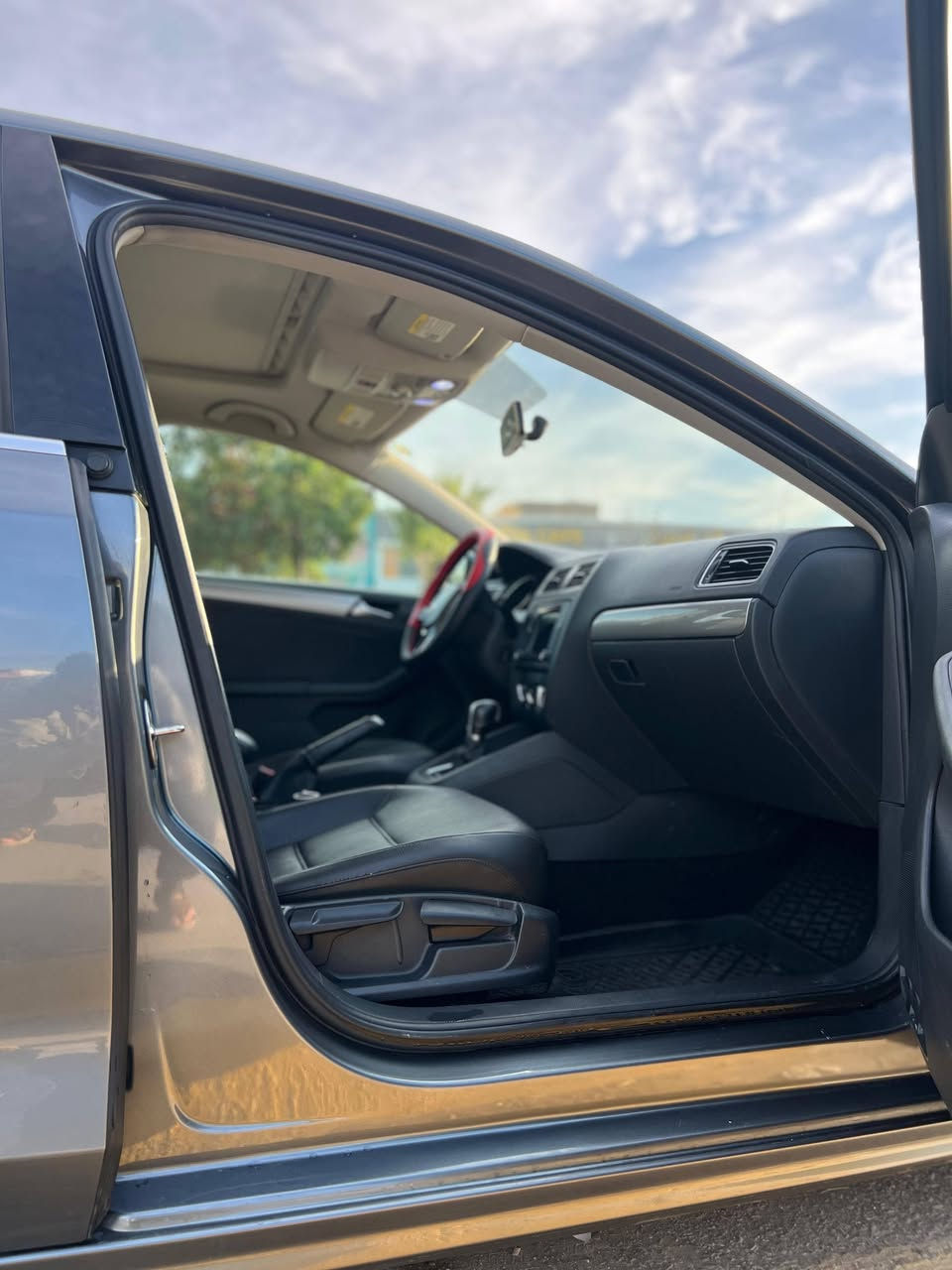 جيتا موديل ٢٠١٧. ماشية 121 ميل . فول مواصفات se  . ايرباكات سليمة السيارة خير من الله صور الحادث موجودة بالمنشور 
مكان السيارة كركوك 
للاتصال: ***********
