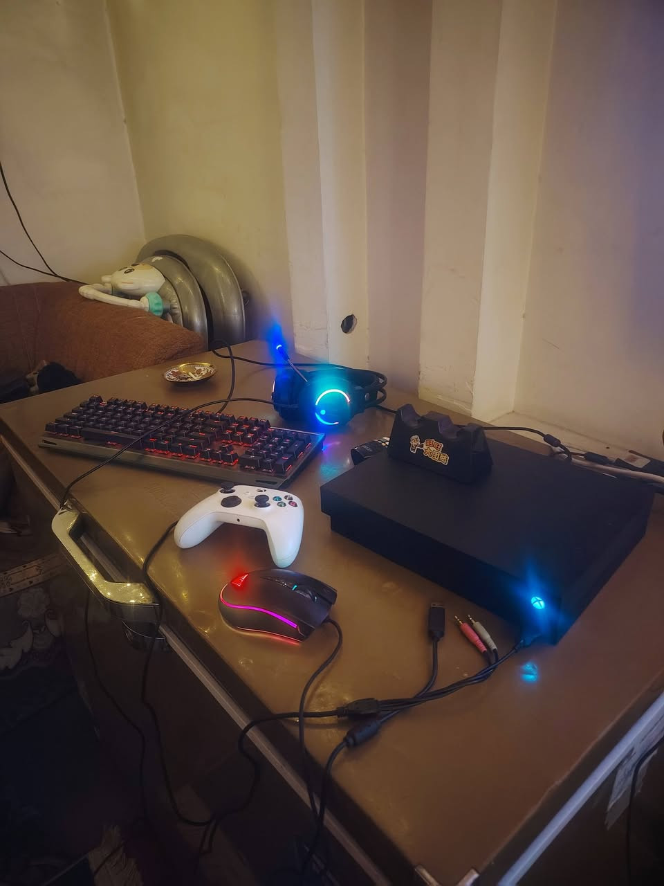 XBOX ON E واحد تيرا
ويا 3 جوستك وكيبورد وماوس وسماعات سعر 200 مكان بغداد *********** وتساب
