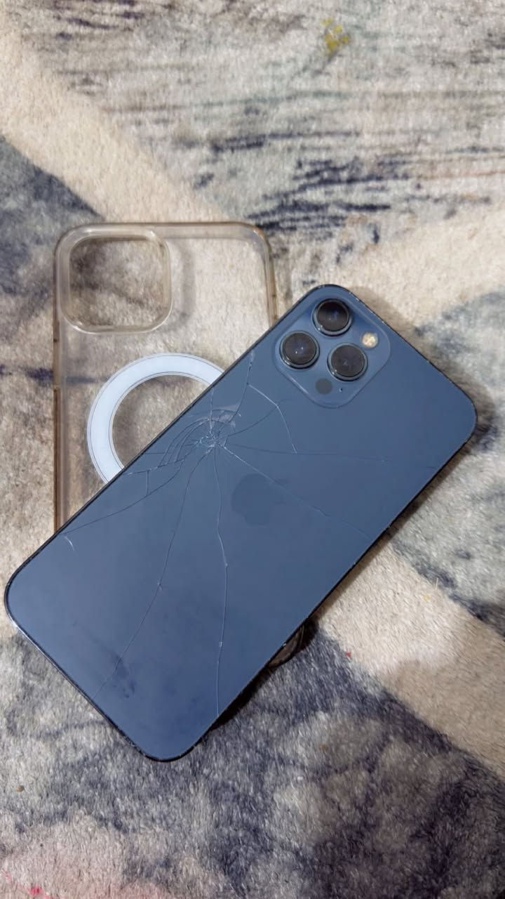 السلام عليكم ايفون ١٢ برو ماكس  ذاكره ١٢٨  مبدل بطاريه اصليه وفيس أيدي واكف  سعره  ٢٧٠ الف مكاني بغداد الرصافه هذ رقمي ***********
