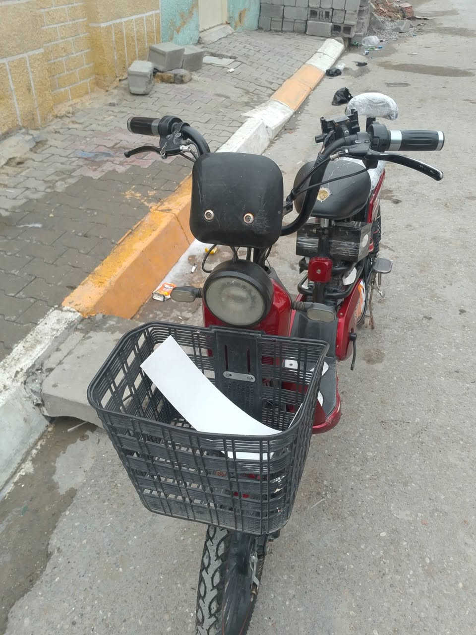 سلام عليكم بايسكل شحن للبيع نضيف جدا بطاريات جدد على الفحص كهربائيات شغاله تمام تاير خلفي جديدبعقوبه التحرير الاتصال ***********السعر 200بي مجال قليل
