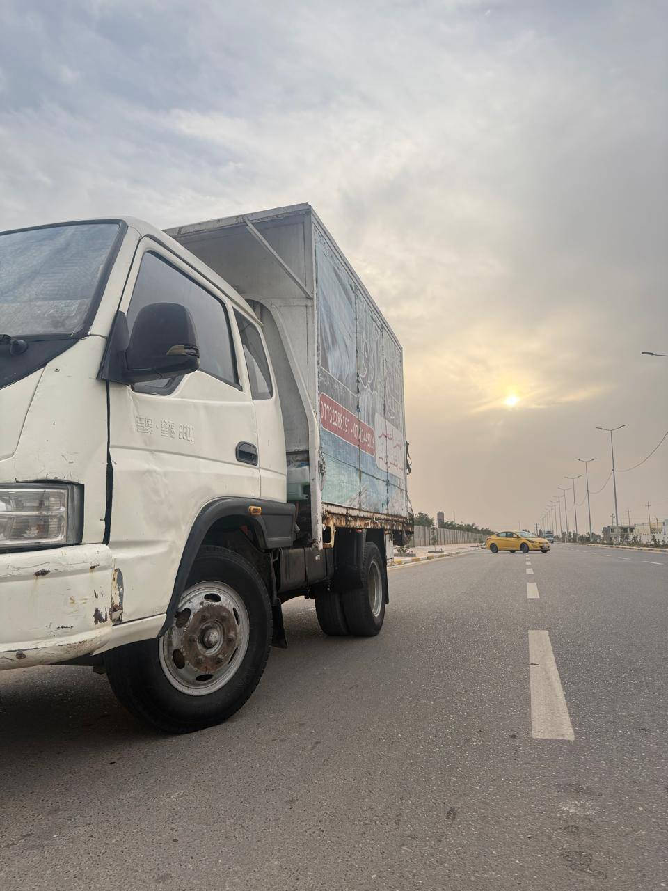 السلام عليكم 
كنتر صيني 
قماره وربع 
قماره قلاب 
تبريد 
مكينه ٣٠٠٠
السياره بدي مو براد 
تخم تاير كله ١٦ 
السعر ٦٥ بيه مجال 
رقم الهاتف ***********
مكان السياره كربلاء
