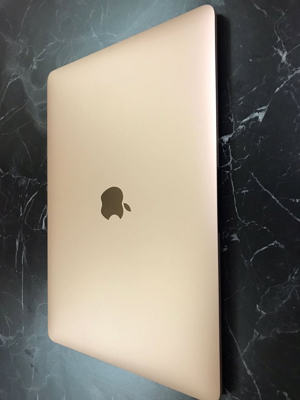 السلام عليكم.. للبيع جهاز MacBook Air M1 (موديل 2020) باللون الذهبي الملكي، الجهاز بحالة نادرة جداً وكأنه جديد تماماً (استخدام خفيف جداً وشخصي).
المواصفات:
• المعالج: Apple M1 القوي (سريع جداً في الأداء ولا يسخن).
• الذاكرة (RAM): 8 جيجابايت.
• التخزين: 256 جيجابايت SSD.
• البطارية: صحة البطارية 94% (ممتازة جداً وتدوم ليوم كامل).
• الملحقات: الكارتونة الأصلية + الشاحن الأصلي + ستيكر حماية واختصارات.
• الحالة: خالي من أي خدش أو شخط، الجهاز نظيف جداً من الداخل والخارج.
السعر المطلوب:
1000$ (أو ما يعادله بالدينار العراقي)
ملاحظة للمشتري: الجهاز للي يدور نظافة وضمان استخدام، وغير مفتوح أو مصلح نهائياً 
للتواصل: [ ***********]
المكان: [ بغداد - العطيفية ]
