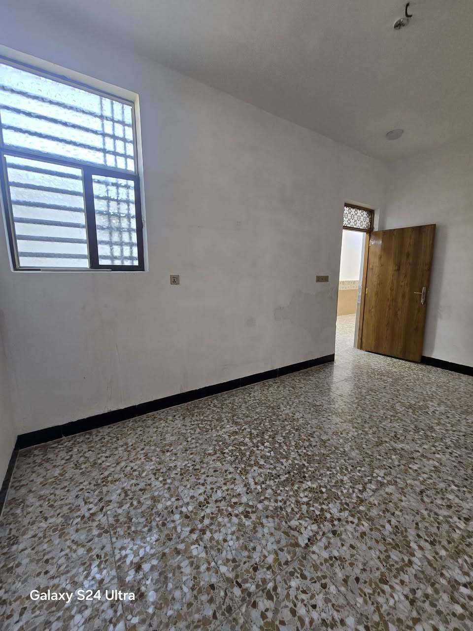 بيت لبيع بشارع المطار القديم المساحه ١٠٠متر كونكريت مسلح البناء طابوك يحتوي على غرفه وصاله ومطبخ وستقبال ومكشوفات٢ وصحيات وطارمه السعر ٤٥ وبي مجال بيت مكانه مرتب قريب على الشارع للستفسار *********** مكتب بركات ام البنين مقابيل شارع السبيس
