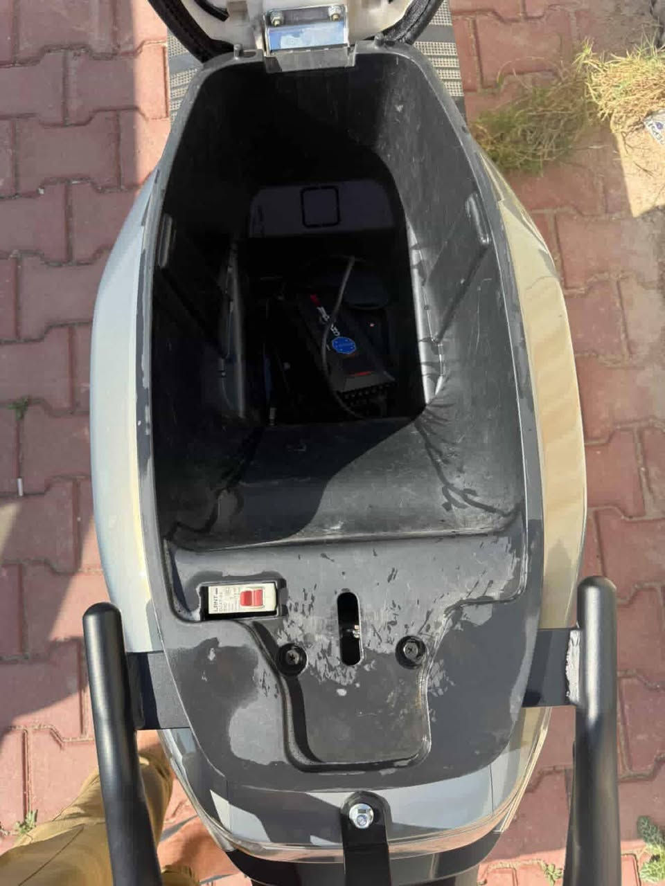 سلام عليكم دراجه شحن صقر  للبيع الدراجه خير من الله كلش نظيفه استخدام شخصي و كلش معتني بيها استخدام قليل و شوفت عينكم الدراجه شكد نظيفه مواصفات الدراجه 6بطاريات كبارررر اشاير يمنه يسره نظام بارك و نظام بك  لايت عالي ناصي زنون  دبل اشاره منفذ شحن تلفون الدراجه حلوه و خير من الله
السعر 700 و بيها مجال 
مكاني بغداد الصالحيه قرب كراج العلاوي 
للاستفسار ***********
