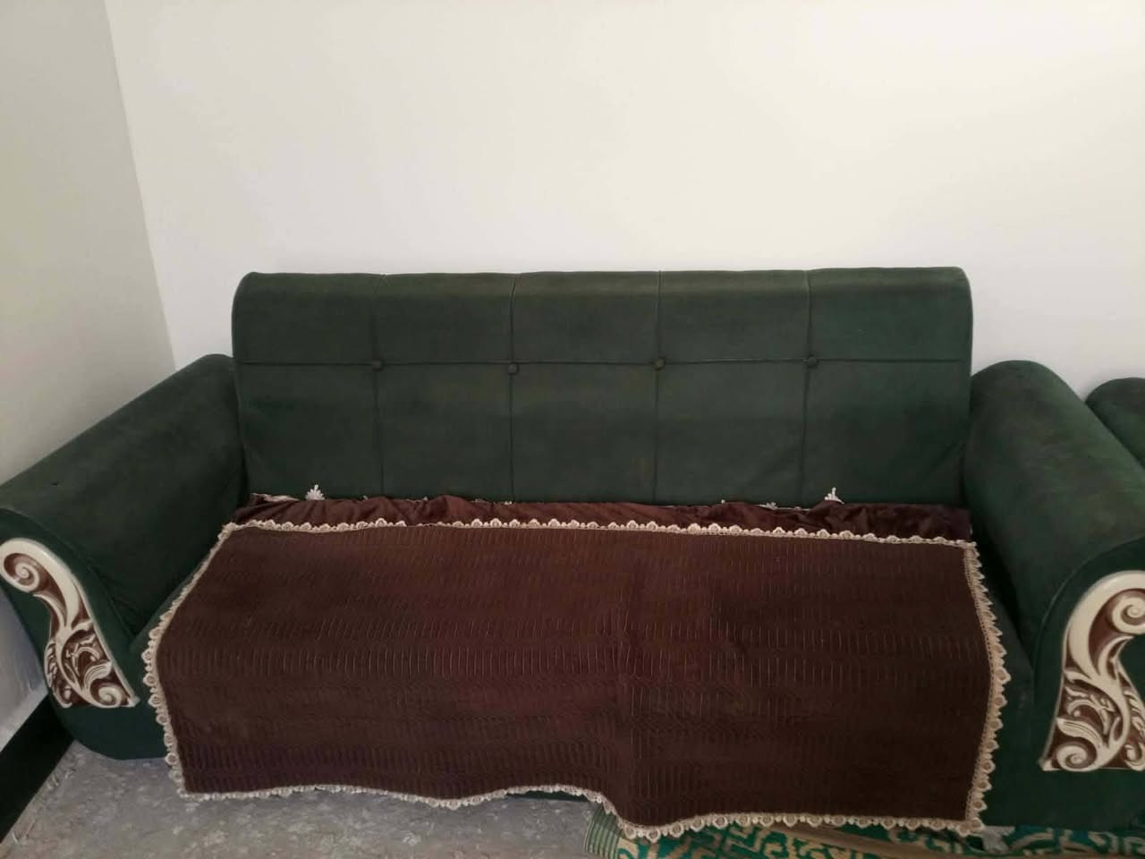 السلام عليكم تخم ثنين كبار 4 نفرات وثنين زغار نفر واحد 
مكاني قرب البانزين خانه السعر اتصل ***********
