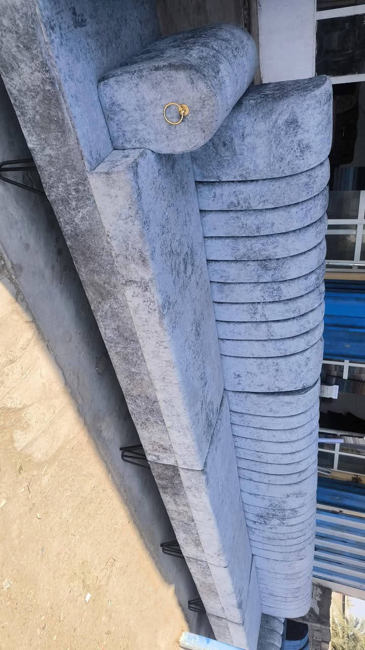 اسلام عليكم شباب عندي 4دواوين جديد غير مستعمل 11مقعد سبعه متر بلوك اسود صندوك بلاويد سفنج7سم مميز اول رجل حديد شقل درجه اوله الي يخدمنه ع باب الله يراسل او يتصل سعر المفرد 320.  ***********
