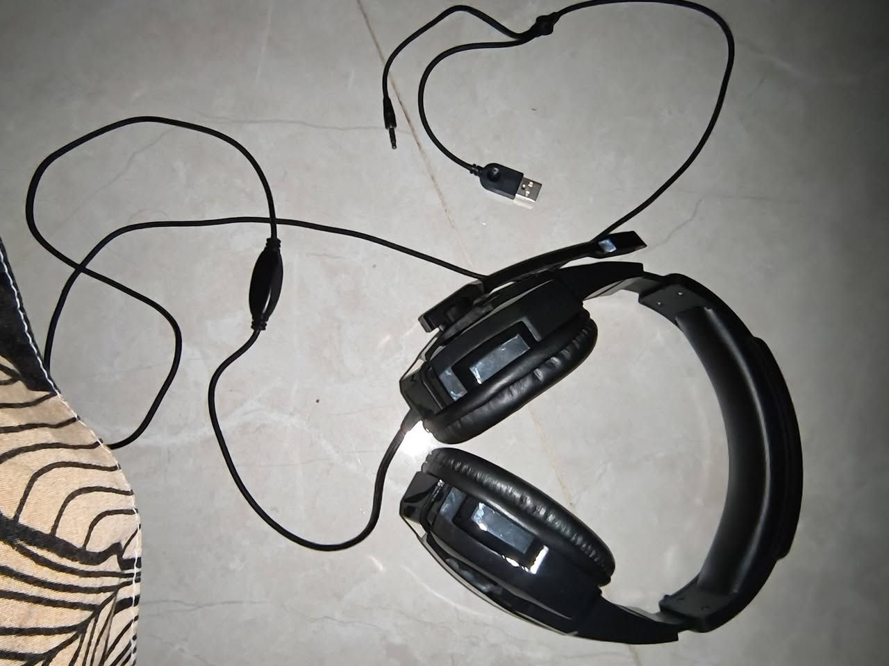 سماعه RGB  بيهه مايك ويه الكارتونه بيهه مدخل ابره وبيهه ابره والمدخل الثاني مال RGB سماعه نضيفه امانه الله مكاني الاعضميه ***********
