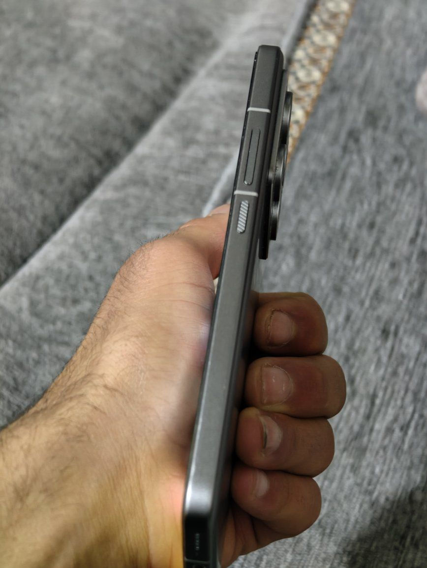 📱 شاومي 14T برو (Xiaomi 14T Pro) - للبيع
​الذاكره 512
: (  مستخدم نظيف جداً كأنه جديد)
​🚀 المواصفات التقنية:
​المعالج: Dimensity 9300+ بمعمارية 4 نانومتر (أداء جبار في الألعاب والمهام الثقيلة).
​الشاشة: AMOLED بحجم 6.67 بوصة، تدعم 144Hz وسطوع خيالي يصل لـ 4000 شمعة.
​الكاميرات: نظام كاميرات Leica الاحترافي:
​أساسية 50 ميجابكسل بمستشعر كبير (Light Fusion 900).
​كاميرا تقريب (Telephoto) وكاميرا زاوية واسعة.
​البطارية والشحن: 5000 مللي أمبير، تدعم الشحن الخارق 120W (يشحن بالكامل في أقل من 20 دقيقة).
​المقاومة: مقاوم للماء والغبار بمعيار IP68.
​النظام: يعمل بنظام شاومي الجديد HyperOS.
​📦 الملحقات (كما في الصورة):
​الكرتون الأصلي.
​رأس الشاحن الأصلي بقوة 120 واط.
مكاني موصل الحدباء 
السعر 600وبي مجال للطيبين 🤍


**إذا كنت صاحب هذا الإعلان وتريد حذفه لأي سبب، رجاءا أرسل رسالة إلى الدعم الفني**