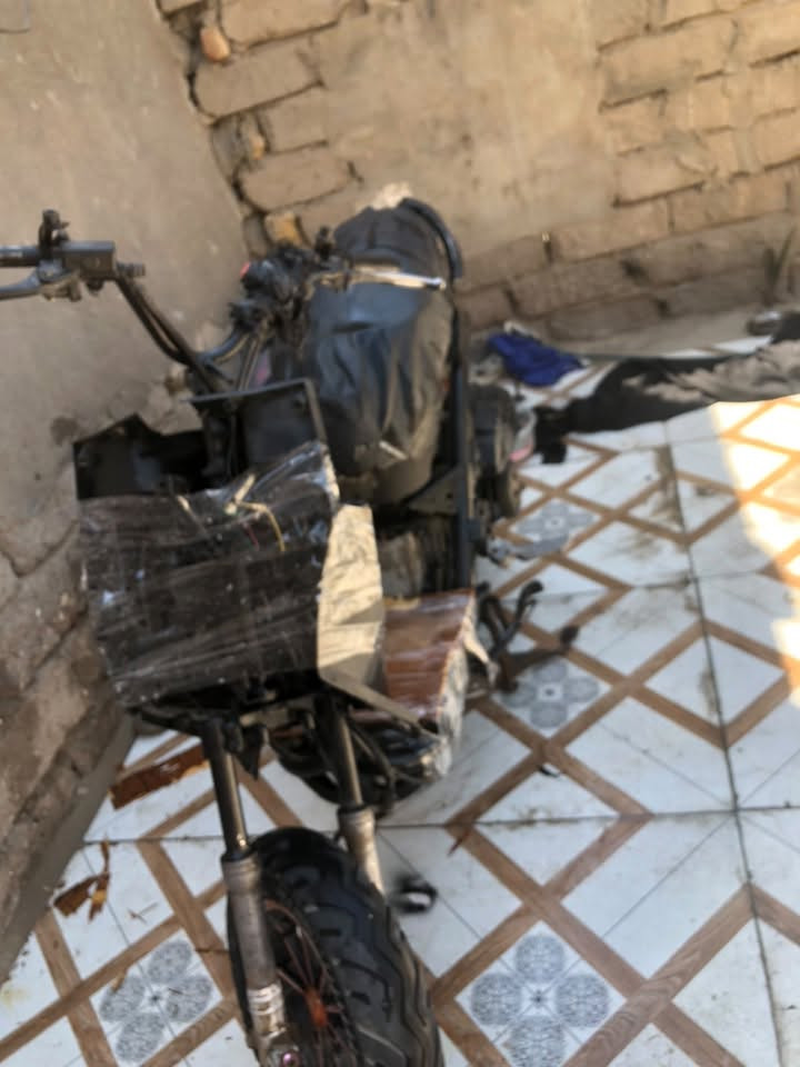 السلام عليكم اخوان دراجه للبيع دراجه حلوه ومابيه شي توني مبدل ولفات وكابريتر وعقل وشخاطه وكوين دراجه حلوه بس عوزه باتري او تجي وتجيب باتري اشغله الك وتروح السعر ١٧٥ وبيه مجال قليل جماعت ١٠٠ لا تراسلون مكاني سوق الشيوخ رقم ***********
