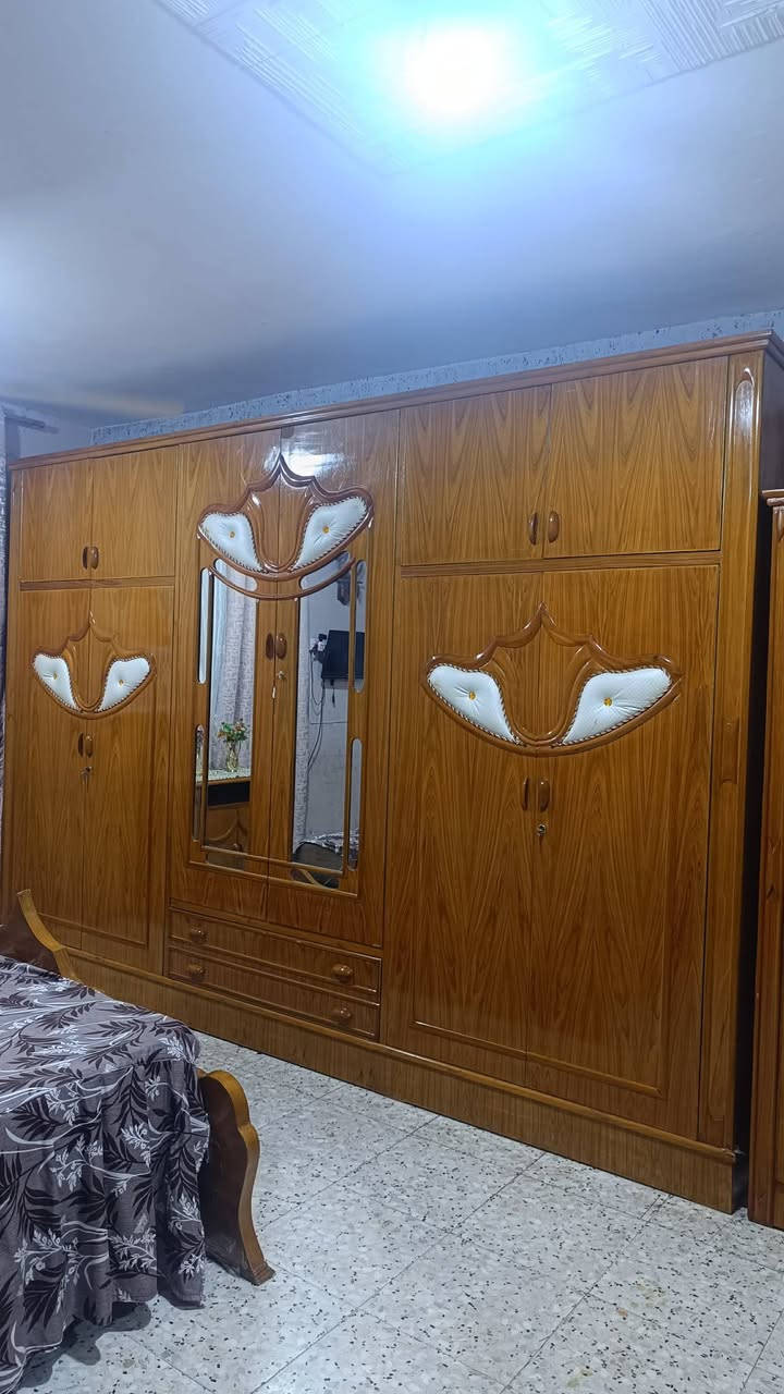 غرفه تسكام صاج داخل وخارج ام السته طابقين ظهر جرجوبه نقش بورمي الغرفه جديده نظافه 99/100 استعمال 6أشهر 5ملم مكاني محاويل للاتصال ع الرقم ***********
