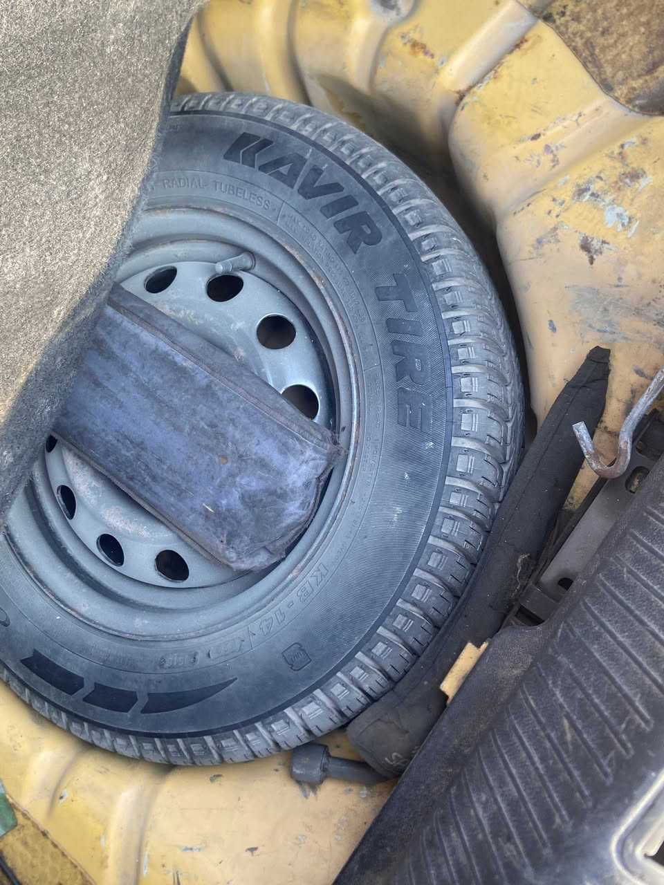 طيبه 2016 مصفره هيئه غرامات سياره 
صدر امامي خلفي جديد 
مكينه كير تبريد خير من الله 
سياره بدون صبغ بلادي من الشركه 
باسمي ماخذهه من الشركه لحد الان 
بيهه طخات بسيطه موضحه بالصور 
كهربائيات كامله ع وضع الشركه 
حساس كامره خلفيه بلادي من الشركه 
السعر ٤٢ وبيهه مجال بسيط
للاستفسار ***********
مكاني السيديه
