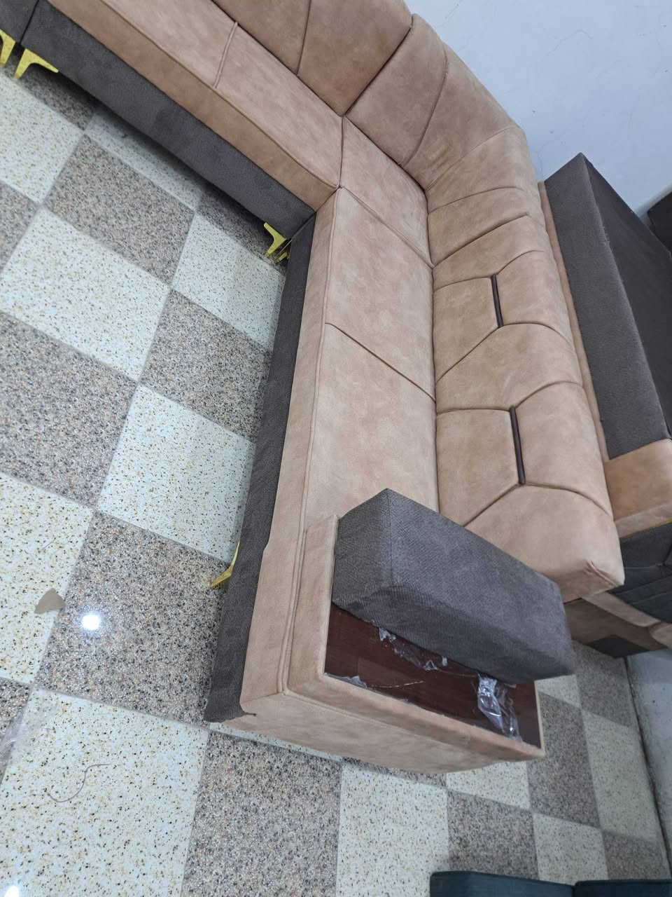 تخم مودرن تفصال درجة اولى خشب بلاويد اسود الضهر خشب جام روسي الاسفنج طبي امتياز اول  طول التخم ٧ ونص رجلين حديد درجة اولى العنوان مقابل ملعب #الشطره الولمبي.  مجمع بركات الصادق. #رقمي ***********
