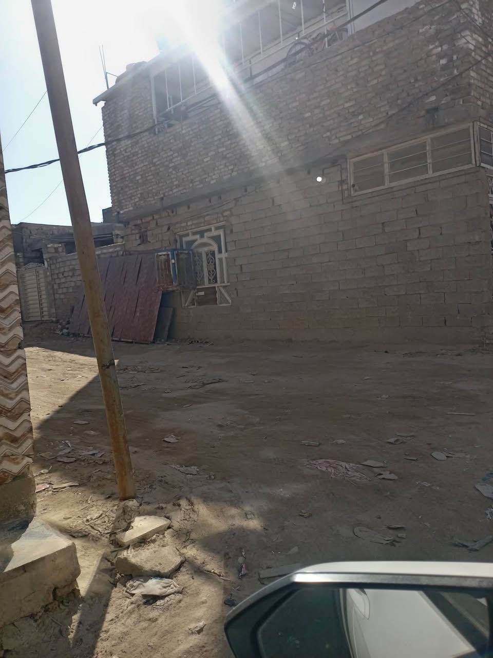 بيت للبيع مساحته متر٩٠ شارع المطار الجديد قرب بانزين خانة ريبال بي غرف ٣ ستقبال وصاره ومطبخ بيت كامل قريب علا شارع يحتوي علا شارعين يعني حرف تي ***********
