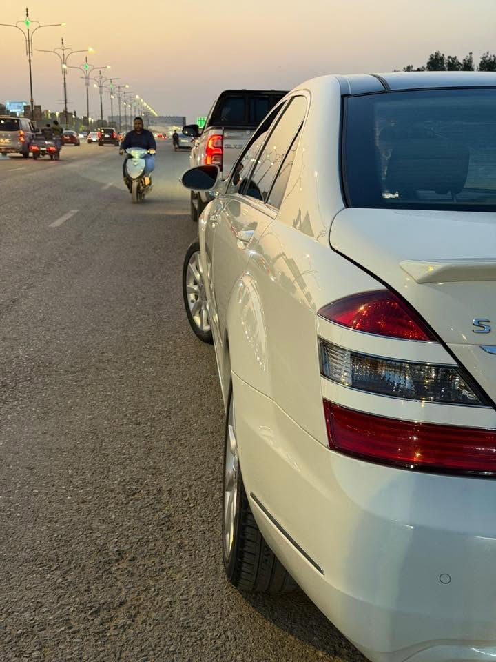 مارسيدس 2009فئة  s350 السيارة راح اكتب كل تفاصيلها  من تخابرني لا تسأل على شي كاتبه مكفولة من الكصة وكير ومكينه كفاله فقط مكينه ٦ سلندر دواخل عسلي بيبان شفط جنطة شفط السيارة جاهزة من كلشي اي نقص ما بيها حداديتها تخبل مكينه جديدة وبيها ادامه وياها رقم بغداد أنكليزي كلك وسنوية سعرها ب٧٠ مكاني البصرة ***********
