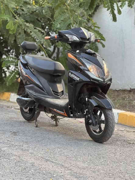 ً
سلام عليكم شباب دراجه شحن البيع نوع سكنس دراجه كامله مكمله كل نقص مابيها  كلها شغاله كهربائيات رجوع ال خلف مواصفاتها حلوه 
موديلها 2025
بطاريات 6 كبار 
السرع 3 
رجوع الخلف 
اشاير رباعيه 
لايتات امامي شغاله
بريكات دسكات هدروليكً
لونها حلو 
شاشه تعرض الك عطل ان وجد 
صندوق يتحمل أغرض مساحه كبيره 
تايرات جوبلس 
استان تعليكً+ صفح 
تشغيل عن بعد 
جهاز إنذار السرقه 
سرعتها 60 
شاحنه اصليه 
دراجه كامله 

اي استفسار اتصال 

***********

عنوان بغداد الاعظميه 

((السعر 450)) قفل
