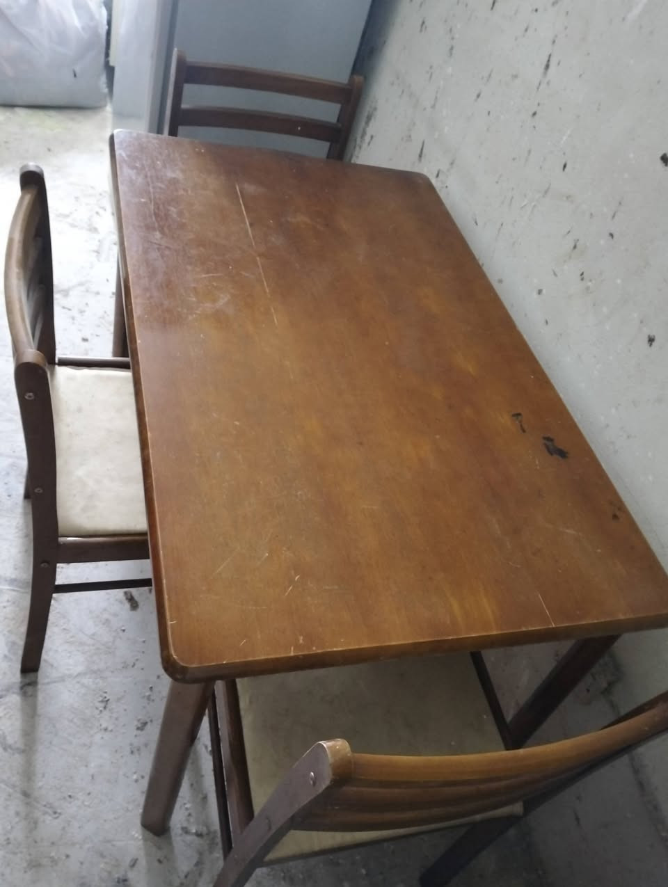 غراض بيت للبيع وبعد اكو ممصورهن العنوان الكرادة
***********
