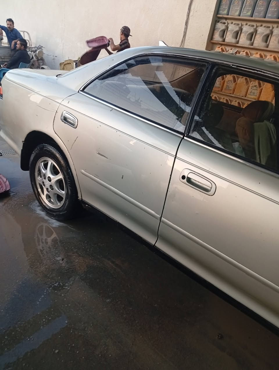 السلام عليكم سيارة مارك نفخ موديل 2000. سنويه ال27 بشهر الثاني.  محرك ونجي كير خير من الله.  حداديه جديده. باتري جديد. مكفوله من الگص ونقل جثه.  مداور ليمته ما تريد. راعيه يمي.   مكانها الزبير الشهداء.  السعر. 63. وبيها مجال بسيط.  ***********

